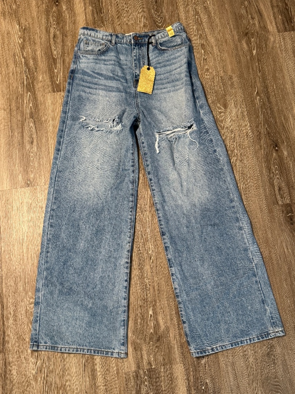 Vibrant M.I.U Jeans. NWT! Distressed. Size 11